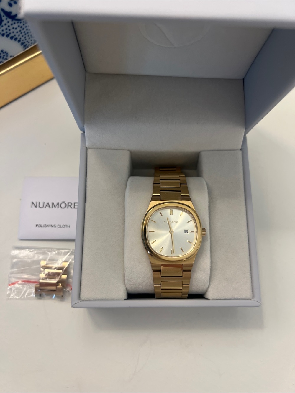 Nuamōre Waterproof Gold Women's Watch - Classic Round Dial with date window